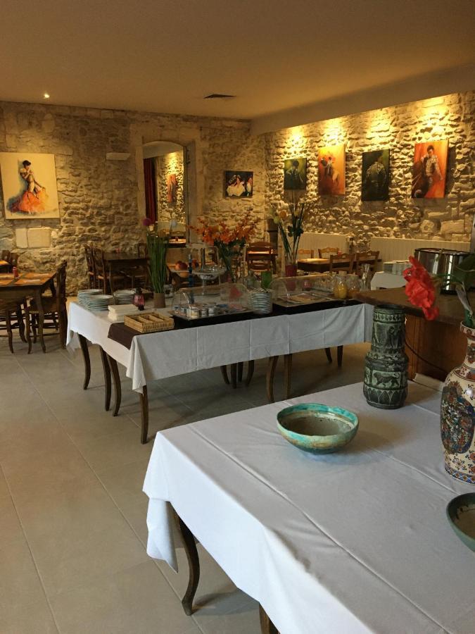Hostellerie De La Source Arles Esterno foto