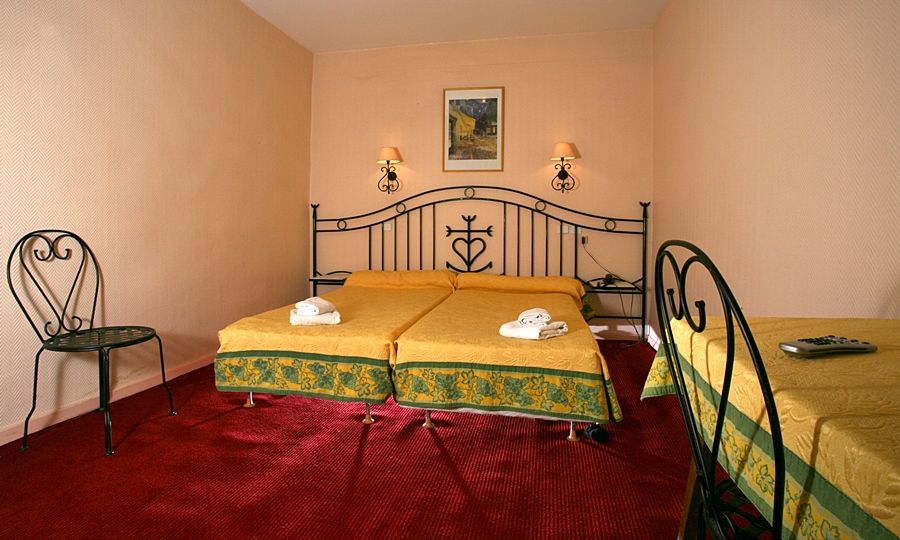 Hostellerie De La Source Arles Esterno foto