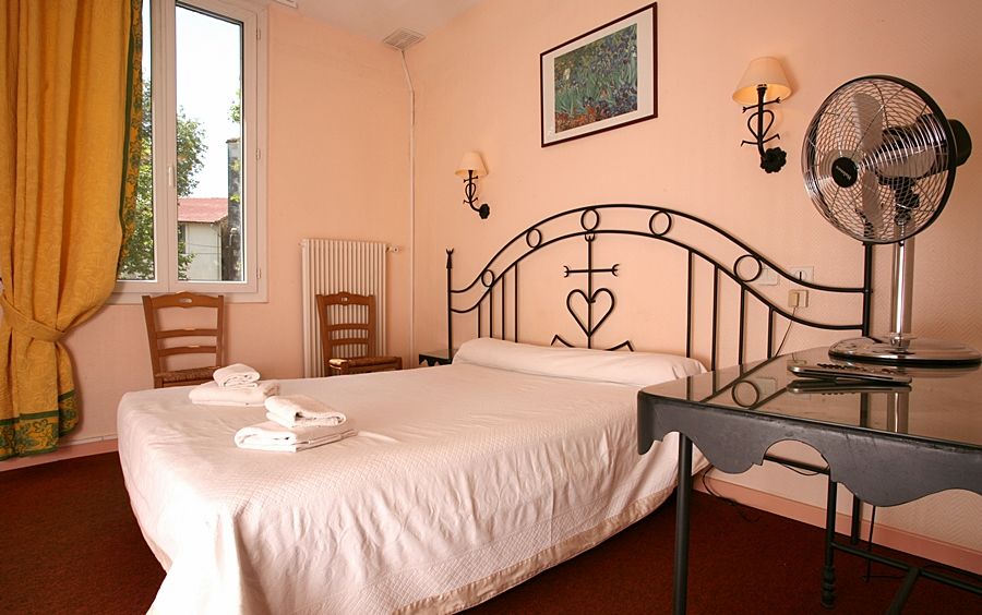 Hostellerie De La Source Arles Esterno foto